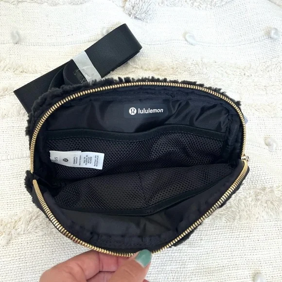NWT Lululemon everywhere belt bag fleece black - Picture 6 of 7
